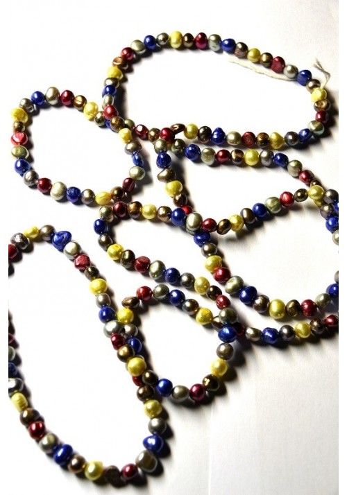Necklace with coloured natural pearls